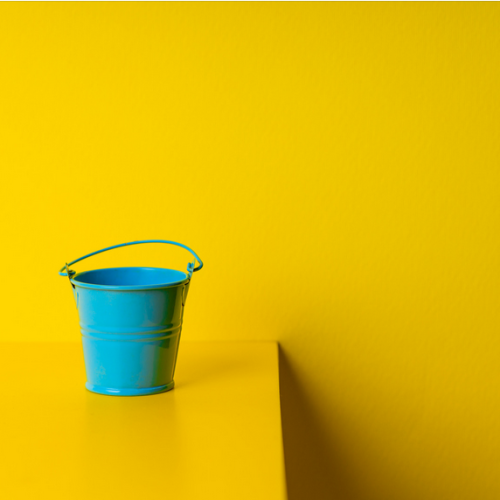 Screenshot 2023-09-21 at 22-11-16 paint service concept. blue bucket over yellow background. design and decor conceptual - Fotos do Canva